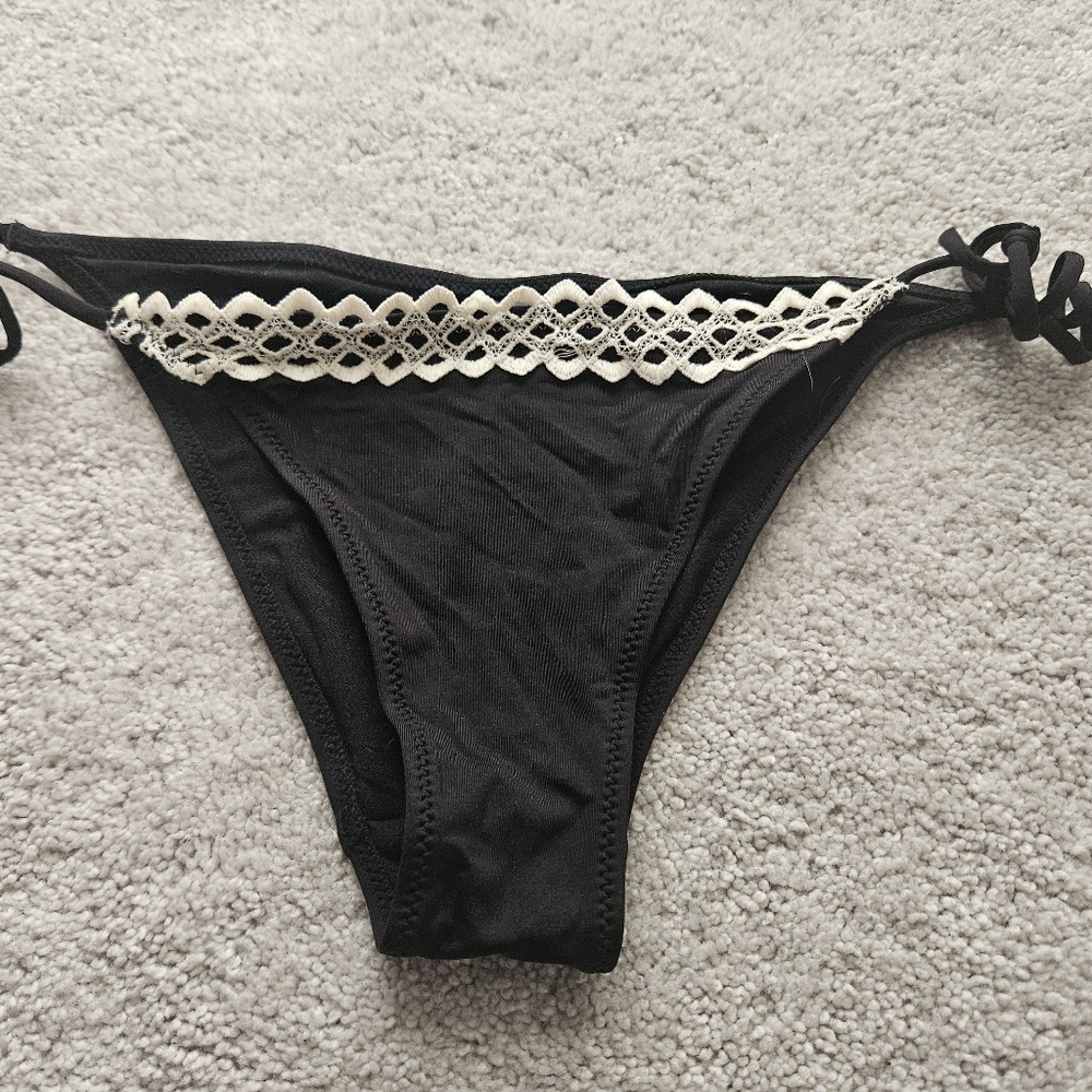 H&M bikini bottom black w/ beige crochet size 6 NWOT
